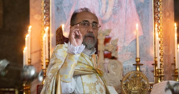 Տեսանյութ․Միքայել արքեպիսկոպոս Աջապահյանի աջակիցները շարականներով են շնորհավորել Սրբազանի ծնունդը