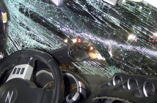 Մյասնիկյան պողոտայում «Mazda»-ն բախվել է էլեկտրասյանը․ վիրավnր կա