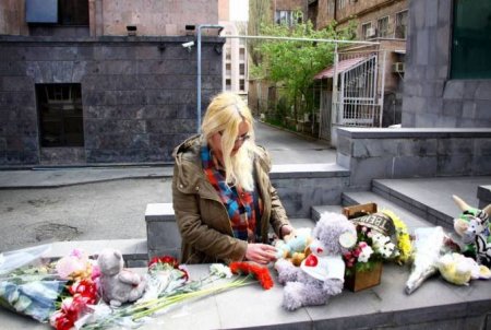«Կեմերովո, մենք քեզ հետ ենք». ՀՀ-ում ՌԴ դեսպանատան առաջ ծաղիկներ են դրվում ի հիշատակ հրդեհից զոհվածների