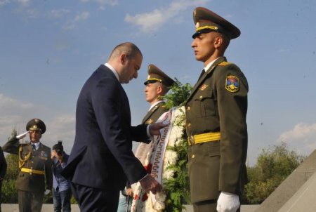 Վրաստանի վարչապետը հարգանքի տուրք մատուցեց Հայոց ցեղասպանության զոհերի հիշատակին