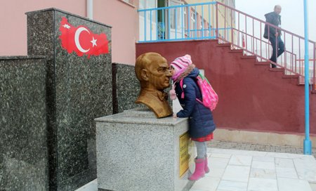 Թուրքիայում աշակերտուհին ամեն օր դպրոցի բակում համբուրում է Աթաթուրքի կիսանդրին