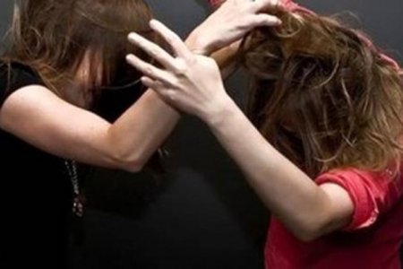 Երևանում աղջիկն իր ընկերուհու մազերը սափրել է, վնասել պարանոցը և սեքսուալ բնույթի բռնի գործողություններ կատարել